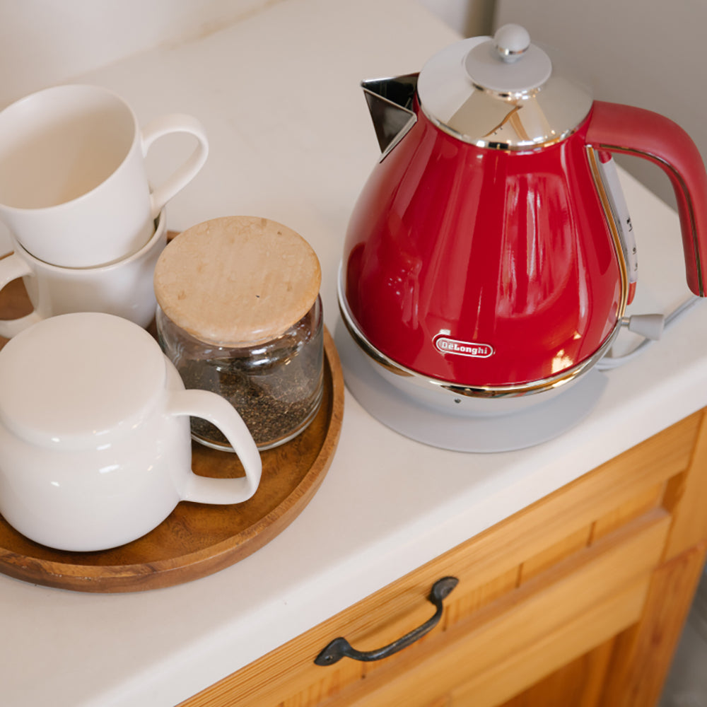 デロンギ アイコナ・キャピタルズ 電気ケトル（TOKレッド）